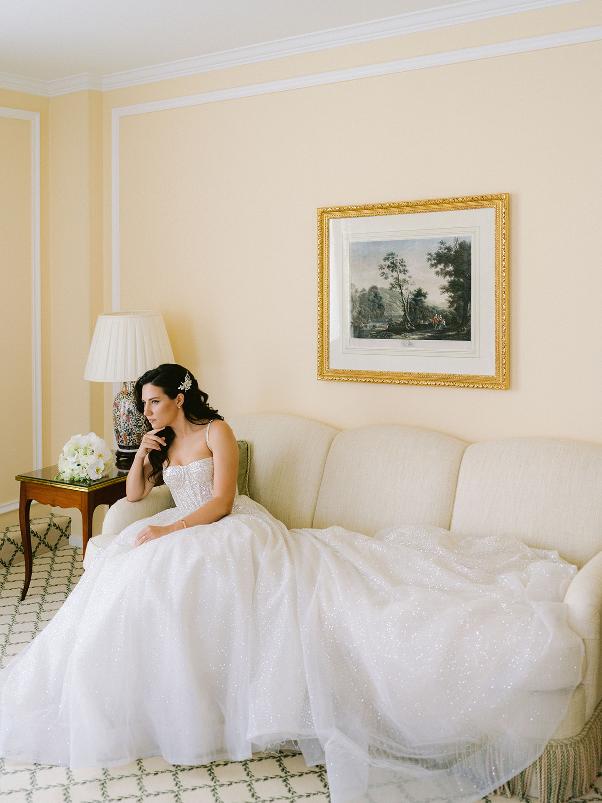 une femme tient dans sa main un bouquet de mariage